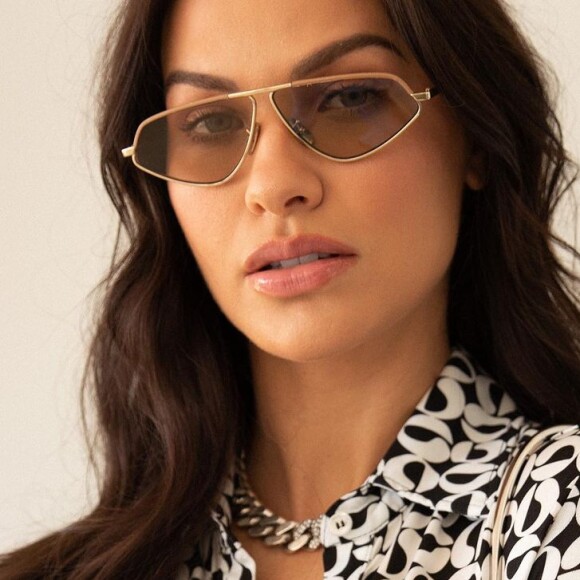 Óculos de sol com lentes marrom e transparentes transmitem modernidade ao outfit