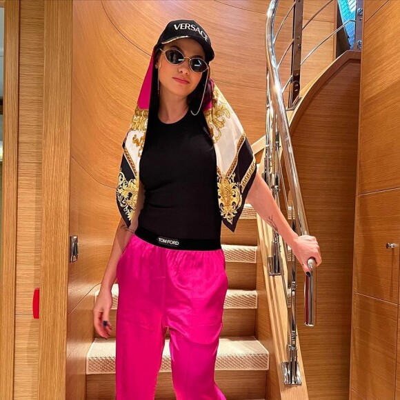 Óculos de sol com armação oval é fashionista: Andressa Suita combinou acessório com boné diferentão