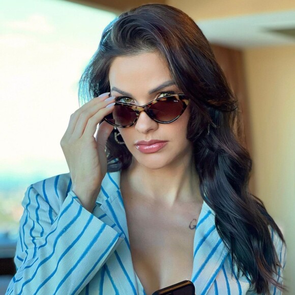 Óculos de sol gatinho traz um toque vintage ao look com listras