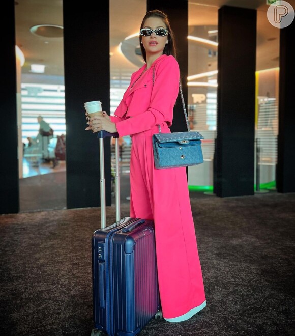 Look rosa com óculos retangular vintage: Andressa Suita deixou visual colorido e elegante