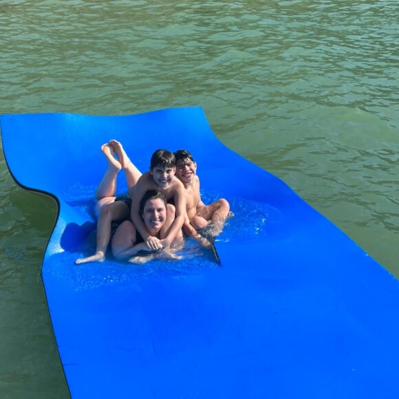Filhos de Marcus Buaiz curtem praia com a tia, Eduarda Buaiz