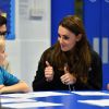 Kate Middleton faz o sinal de positivo para criança escoteira