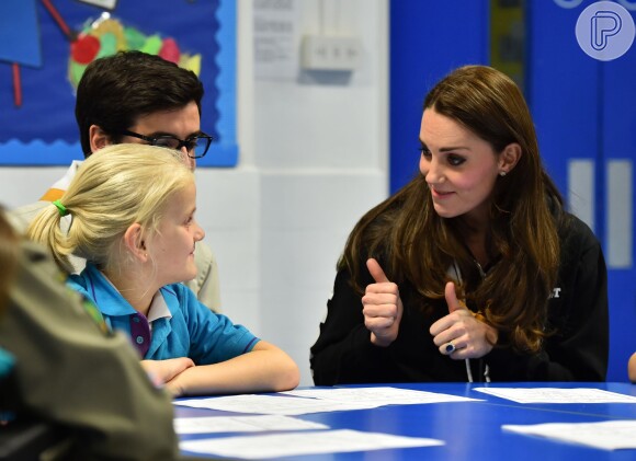 Kate Middleton faz o sinal de positivo para criança escoteira