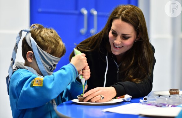 Kate Middleton brinca com criança em evento