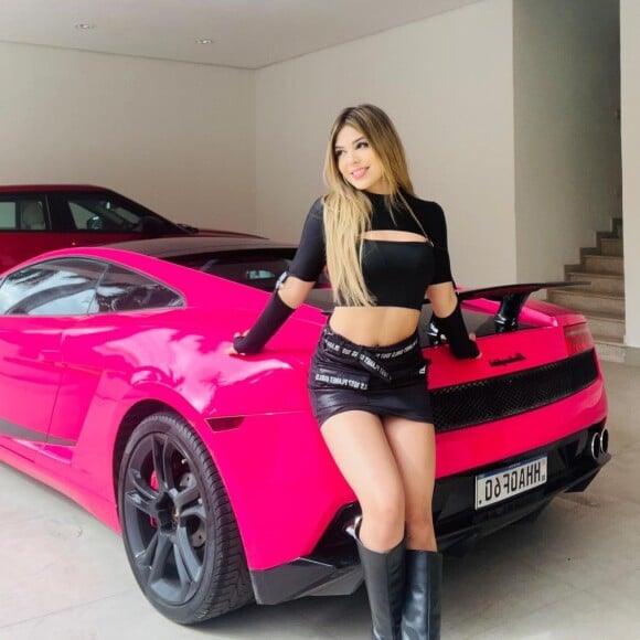 Melody acumula carros de luxo na garagem de casa