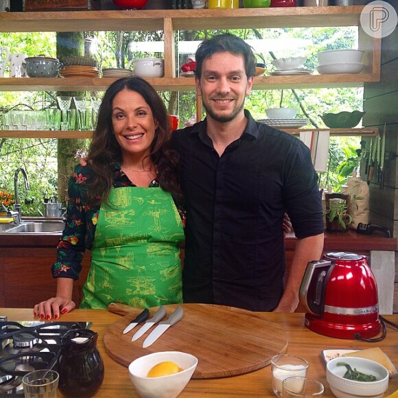 Durante a gravação no Rio de Janeiro, a atriz recebeu o chef Rafael Pizanti