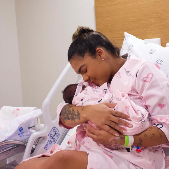 Tays Reis mostrou a filha, Pietra, pela 1ª vez