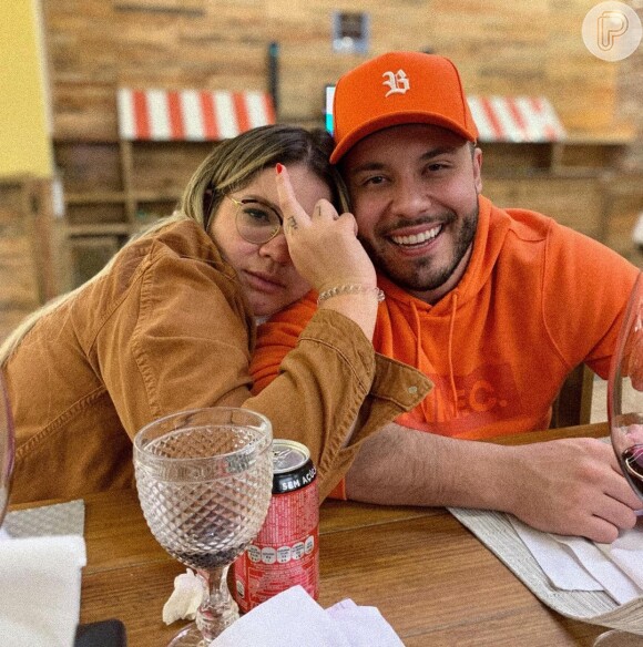 Marília Mendonça e Murilo Huff aparecem abraçadinhos em foto publicada pelo cantor