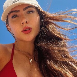 Jade Picon exibe barriga trincada em vídeo na praia