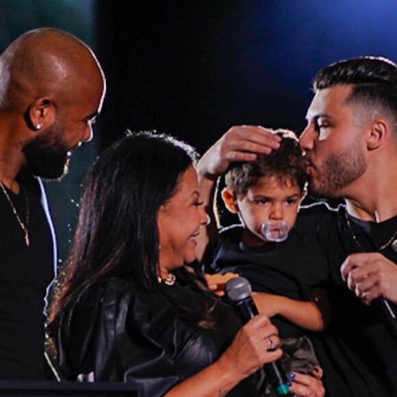 Mãe de Marília Mendonça vai a show de Murilo Huff e agradece fãs em palco, em 24 de julho de 2022