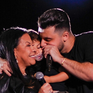 Murilo Huff faz homenagem à Marília Mendonça com Dona Ruth, Devyd e Léo no palco