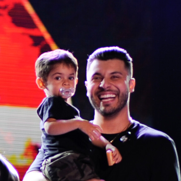Murilo Huff canta música de Marília Mendonça com Léo no colo