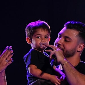 Murilo Huff recebe Dona Ruth e Léo no palco de show em Goiânia