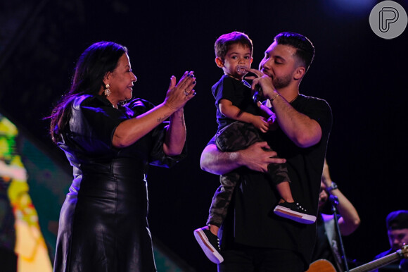Murilo Huff recebe Dona Ruth e Léo no palco de show em Goiânia
