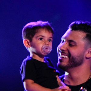 Murilo Huff posa com Léo em palco de show em Goiânia