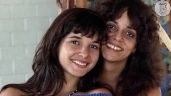 O corpo de Daniella Perez, filha de Gloria Perez, foi encontrado em um matagal na Barra da Tijuca, no Rio de Janeiro, com golpes de tesoura
