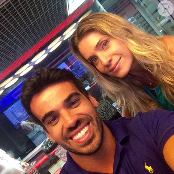 Durante o programa 'De Cara', Leticia Spiller posou ao lado do radialista Dede Galvão