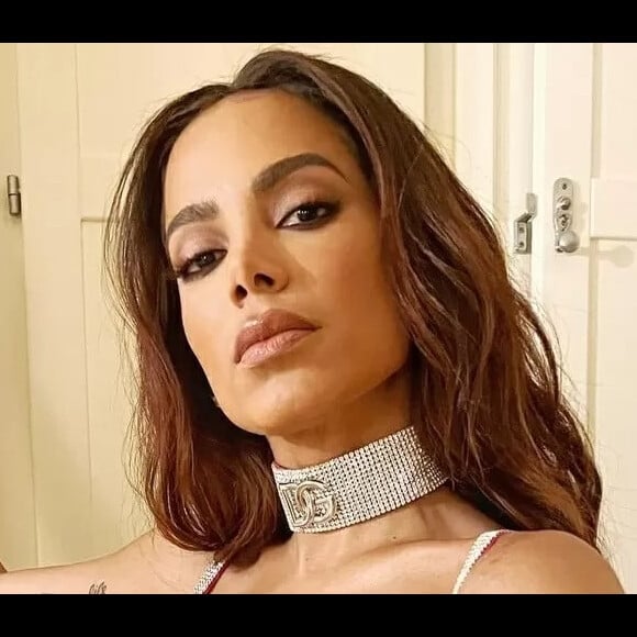 Anitta brinca sobre perfume íntimo: "Agora vocês vão poder sentir de perto por que todo mundo corre atrás da minha 'larissinha'"