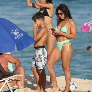 Juliana Paes, de 43 anos, rouba a cena na praia ao exibir a boa forma em um biquíni verde água
