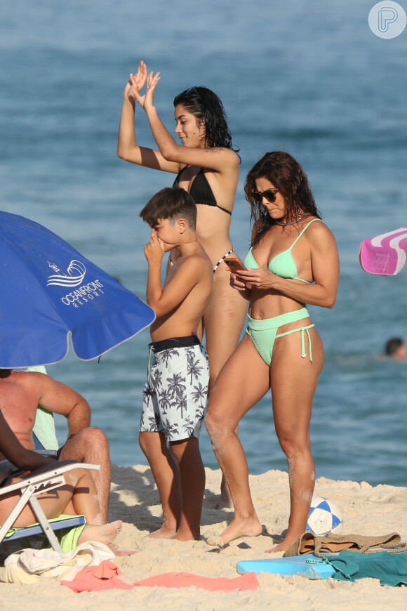 Juliana Paes, de 43 anos, rouba a cena na praia ao exibir a boa forma em um biquíni verde água
