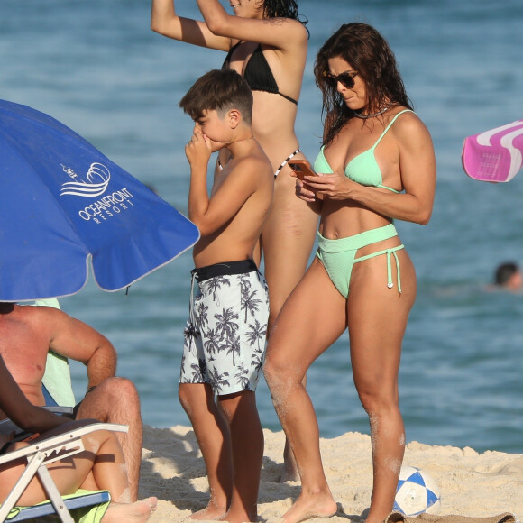 Juliana Paes, de 43 anos, rouba a cena na praia ao exibir a boa forma em um biquíni verde água