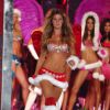 Agora você se prepare para um desfile de modelos! Durante o desfile da Victoria's Secrets, em novembro de 2005, muitas modelos colocaram uma roupa sexy de Mamãe Noel e desfilaram. Olha a Gisele Bündchen aí!