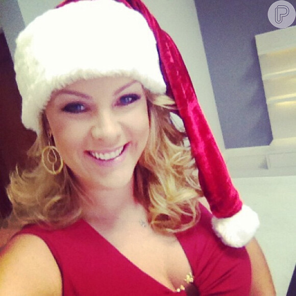 Ana Hickmann se vestiu de Mamãe Noel em dezembro de 2013 para levar presentes para 120 crianças carentes. A foto foi compartilhada no Instagram da apresentadora do 'Programa da Tarde'
