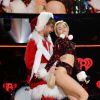 O Papai Noel se deu bem! A espivitada Miley Cyrus rebolou muito de Mamãe Noel no Jingle Bell Ball, em 2013