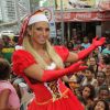 Valesca Popozuda usou a roupa de Mamãe Noel para comandar o Natal na Favela da Rocinha, em dezembro de 2011