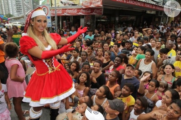 Valesca Popozuda usou a roupa de Mamãe Noel para comandar o Natal na Favela da Rocinha, em dezembro de 2011
