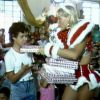 Durante uma participação de Xuxa no 'Video Show', este ano, a apresentadora relembrou de quando foi distribuir presentes para crianças carentes vestida de Mamãe Noel