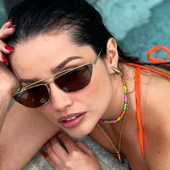 Juliette esbanja sensualidade e exibe a boa forma em biquíni laranja
 