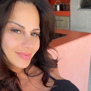 Viviane Araujo exibiu a barriga de gravidez prestes a completar 9 meses de gestação