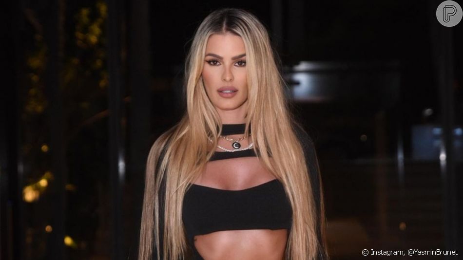 Yasmin Brunet aposta em look na trend cut out e esbanja sensualidade
