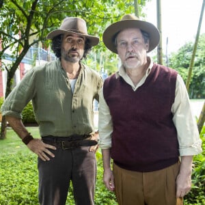 Matias (Antonio Calloni) entrega novo crime de Úrsula (Barbara Paz) a Leônidas (Eriberto Leão), na novela 'Além da Ilusão'