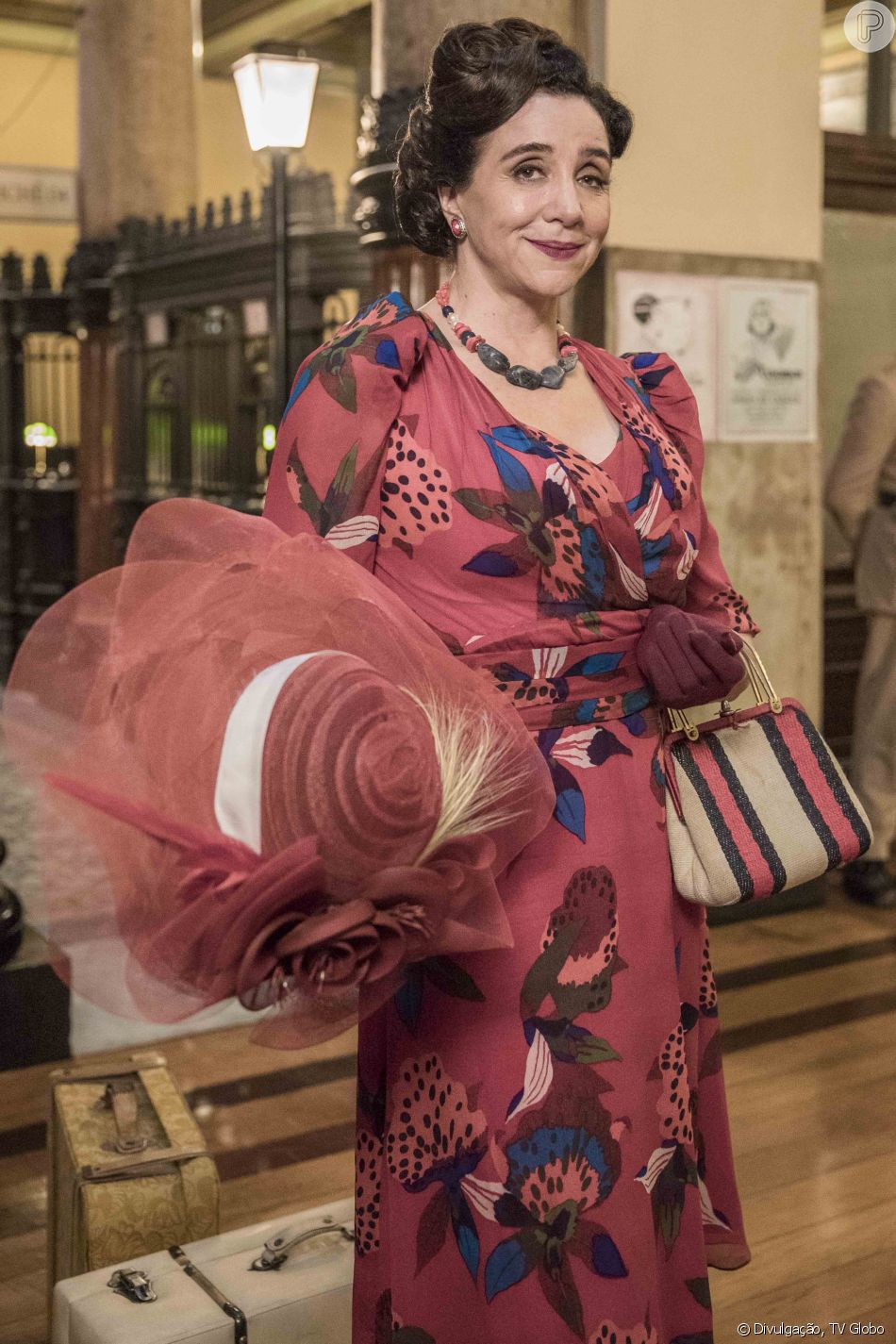 Margô também vai ajudar a provocar a prisão de Úrsula, no fim da novela 'Além da Ilusão'