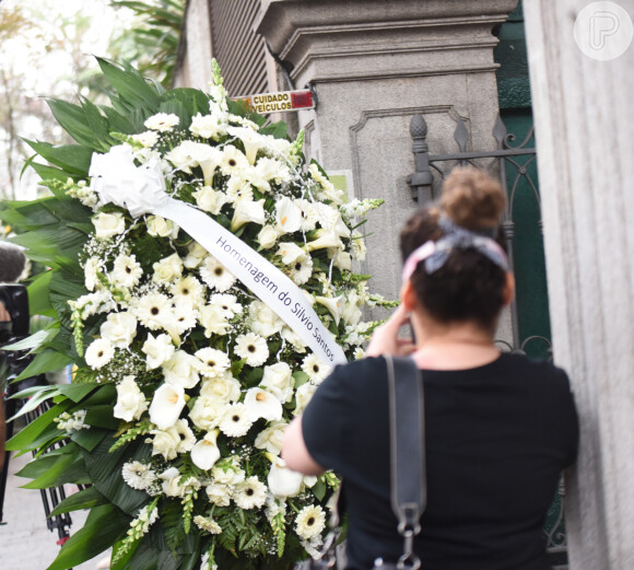 Silvio Santos enviou uma coroa de flores para velório de Jô Soares
