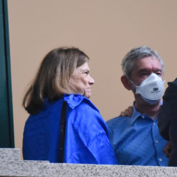 Serginho Groisman se emociona em velório de Jô Soares