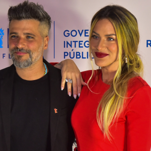 Giovanna Ewbank e Bruno Gagliasso fazem primeira aparição após volta ao Brasil