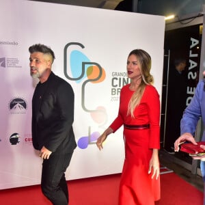 Bruno Gagliasso e Giovanna Ewbank estão de volta ao Brasil