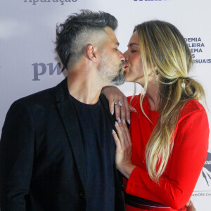 Bruno Gagliasso e Giovanna Ewbank roubam a cena com beijo em evento