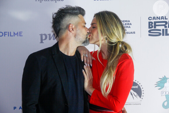 Bruno Gagliasso e Giovanna Ewbank roubam a cena com beijo em evento