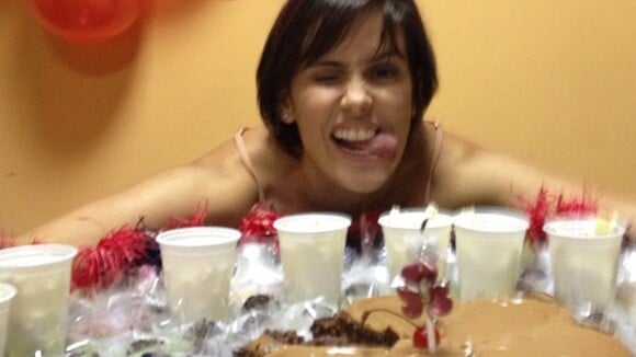 Deborah Secco faz 33 anos e ganha bolo de aniversário nos bastidores da Globo