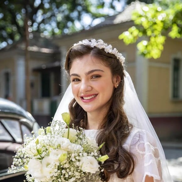 Olívia usa vestido de manga curta e com transparência no ombro para casamento com Tenório, na última semana da novela 'Além da Ilusão'