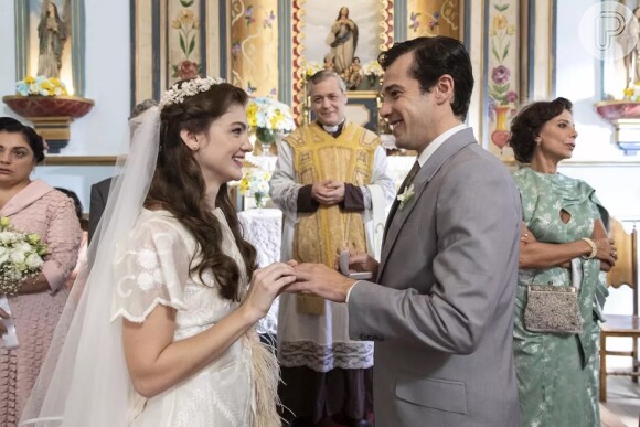Casamento de Olívia e Tenório é prestigiado pela mãe do ex-padre, Lisiê, na última semana da novela 'Além da Ilusão'