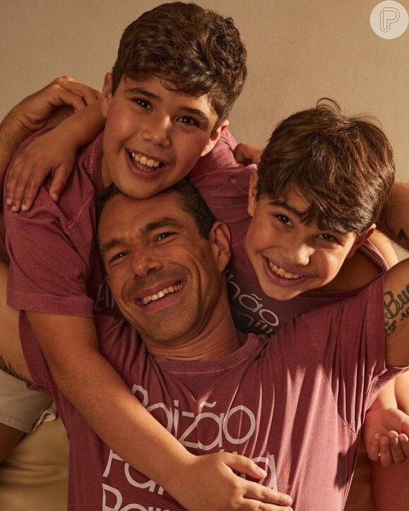 Marcus Buaiz posa com os filhos em foto