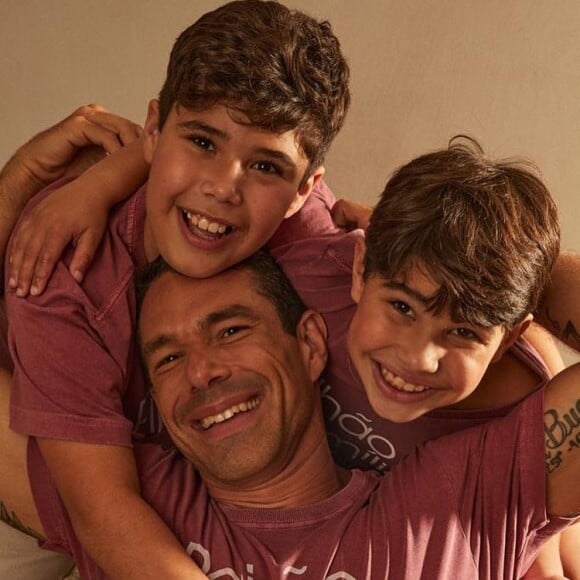 Marcus Buaiz posa com os filhos em foto