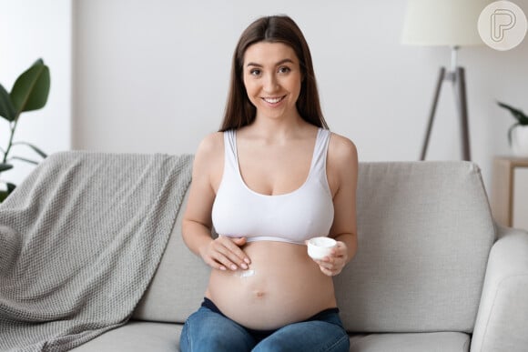 Para evitar e amenizar estrias na pele durante a gravidez, o mais indicado é hidratar bem a região da barriga e pernas