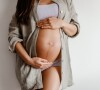 Na gravidez, a pele do abdômen pode desenvolver uma linha vertical chamada de linha nigra