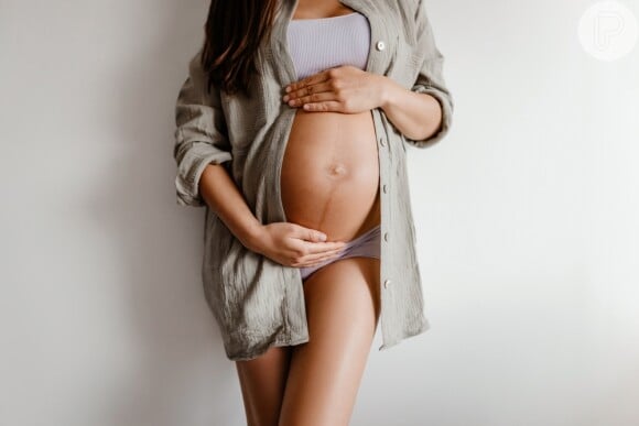 Na gravidez, a pele do abdômen pode desenvolver uma linha vertical chamada de linha nigra